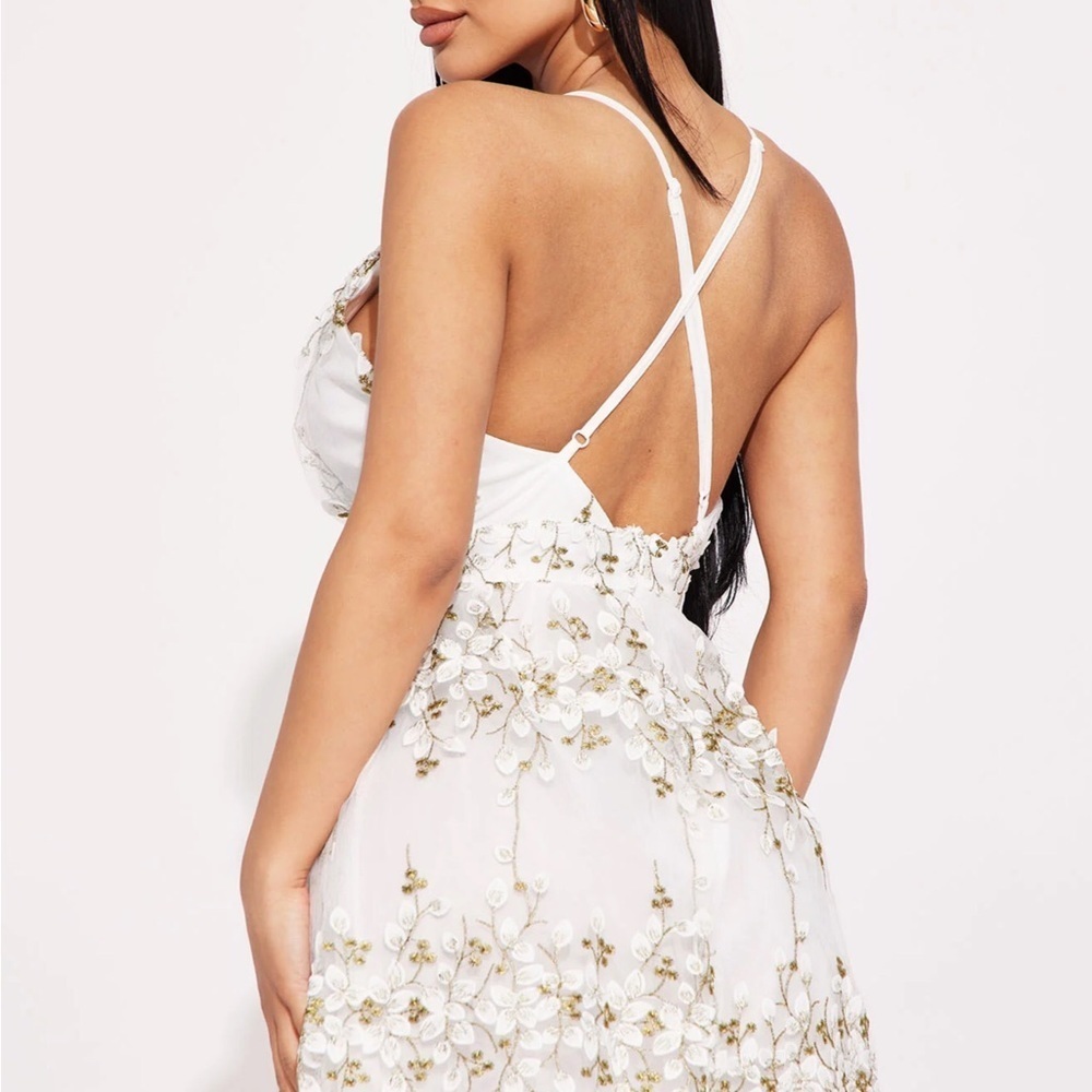 Fashion Nova ✦ Floral Embroidered Mini Dress ✦ Off‑White V‑Neck Adjustable L NWT - Picture 2 of 10